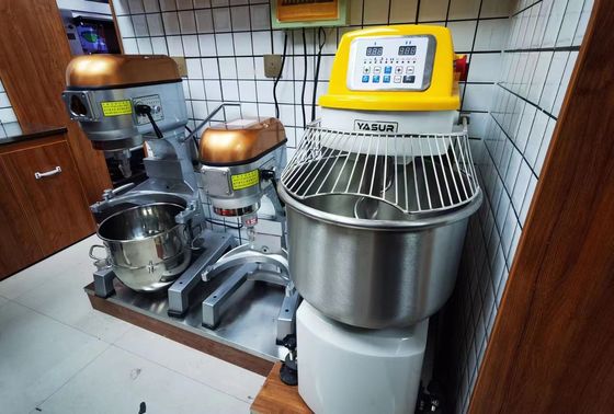 خلاط عجين حلزوني 55 رطلاً مزدوج السرعة 2.2kw تحكم رقمي لعجينة الخبز والبيتزا